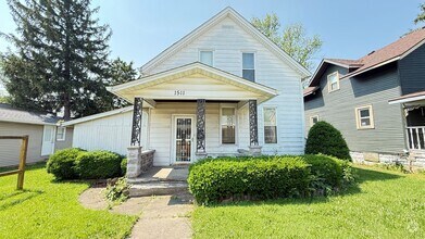 Building Photo - SPACIOUS...3 Bedroom 1 Bath