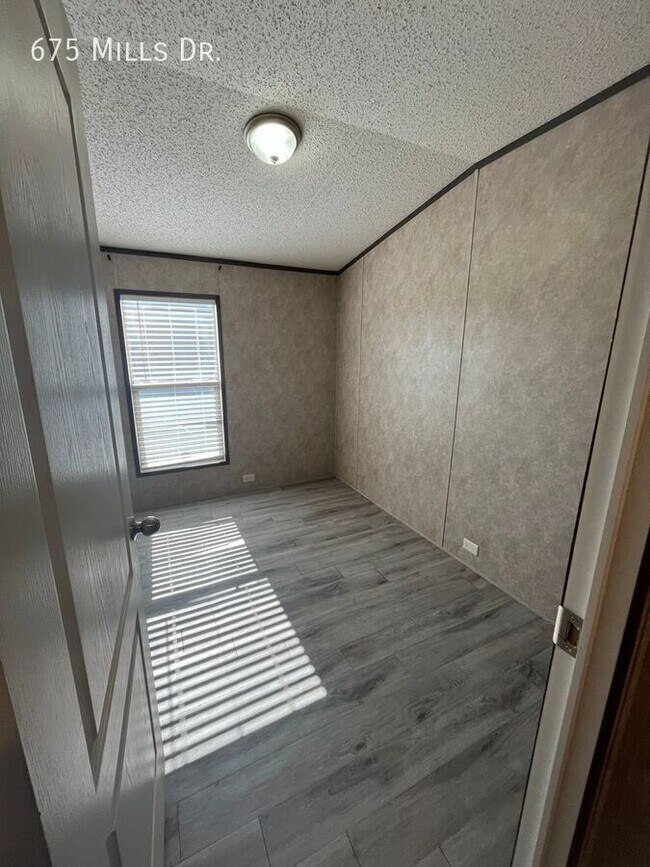 Building Photo - 675 E Mls Dr