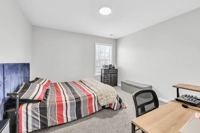 Building Photo - 1467 Raven Rd