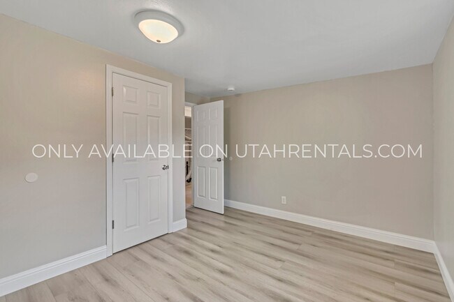 Building Photo - 1075 W 860 N