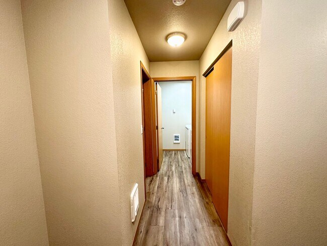 Building Photo - Updated Townhouse in Ellenbsurg