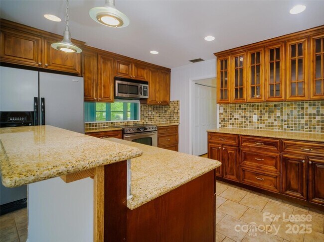 Building Photo - 1123 Lynbrook Dr