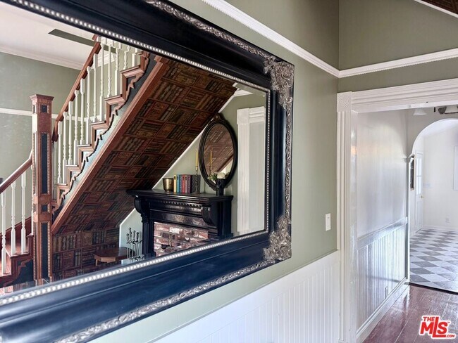 Building Photo - 370 Main St