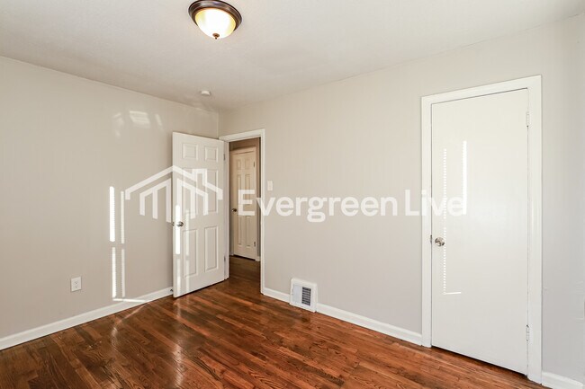 Building Photo - 7409 Walrond Ave