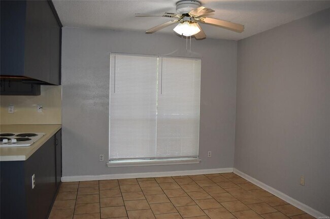 Building Photo - 3001 Sutton Dr