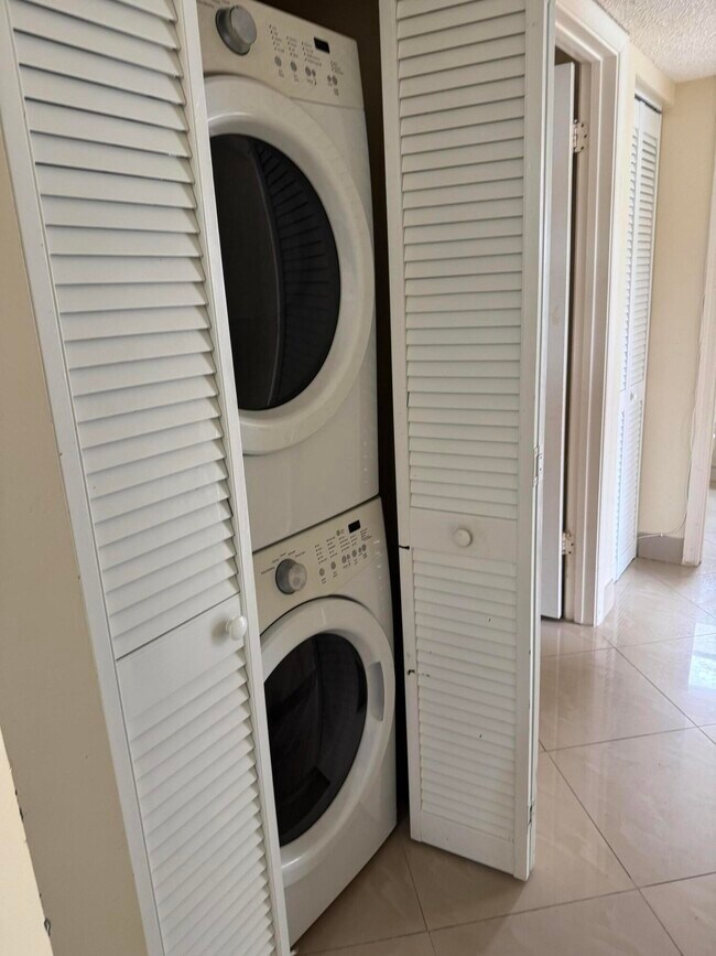 Building Photo - 9921 Three Lakes Cir