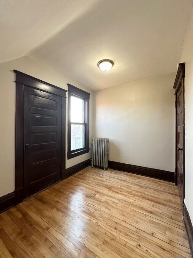 Building Photo - Gorgeous 4 Bedroom Home in Saint Paul!