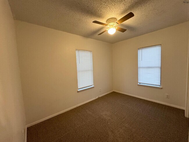 Building Photo - 615 Sunset Dr