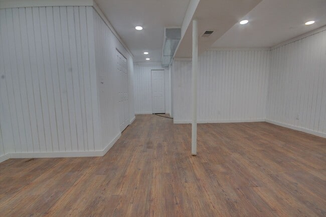 Building Photo - 4 bed, 2 bath home