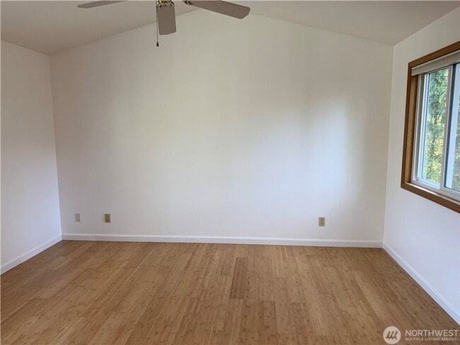 Building Photo - 4Bd/2.5Ba Sammamish Home