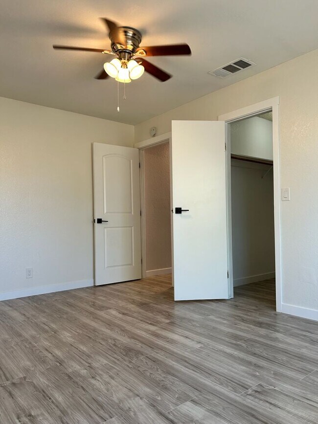 Building Photo - Please contact Vaughn Realty to set up an ...