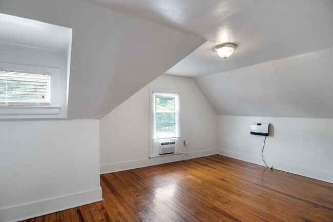 Building Photo - "Charming 1-Bedroom Retreat with Gleaming ...