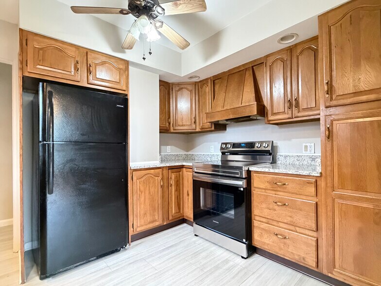 Building Photo - 5430 E 11th St