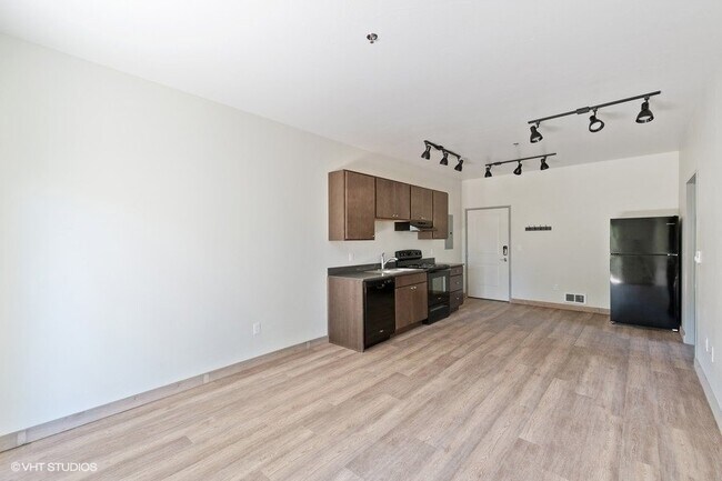 Building Photo - 718 Edgewood Pl