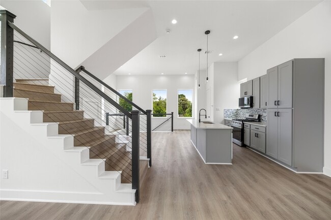 Building Photo - 947 Green Meadow Ln