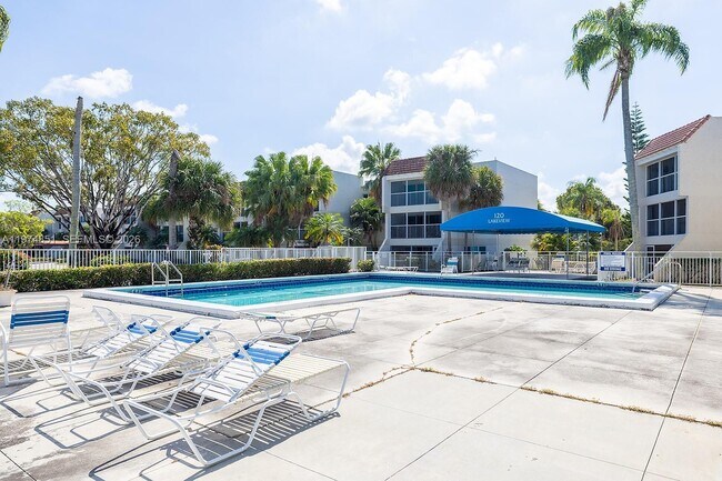 Building Photo - 140 Lakeview Dr