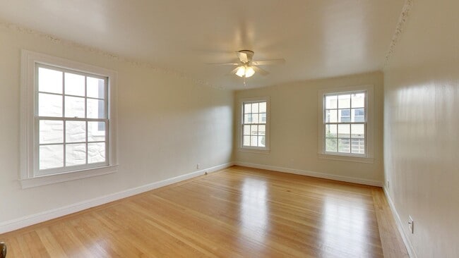 Building Photo - Lakeside 3 Bedroom / 3 Bathroom Single Fam...