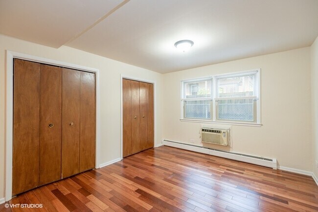 Building Photo - 1322 W Lunt Ave