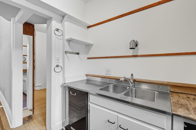Building Photo - Historic 5-bedroom Home in Squirrel Hill