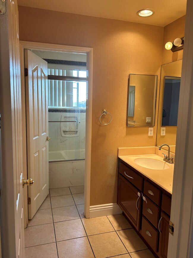 Building Photo - 8940 Deira Ln