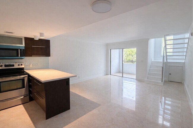 Building Photo - 1660 NE 135th St