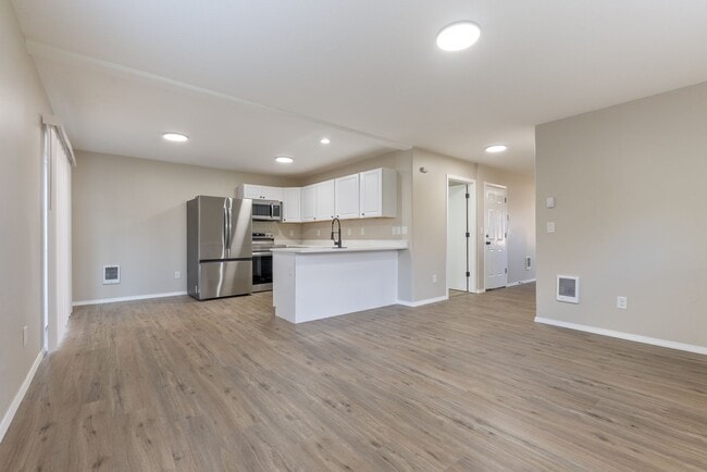 Building Photo - 4 bedroom/2.5 bathroom available in SE Portland