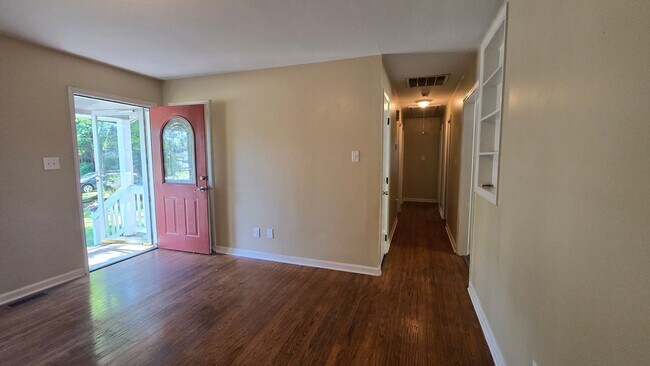 Building Photo - 5023 Hampshire Dr