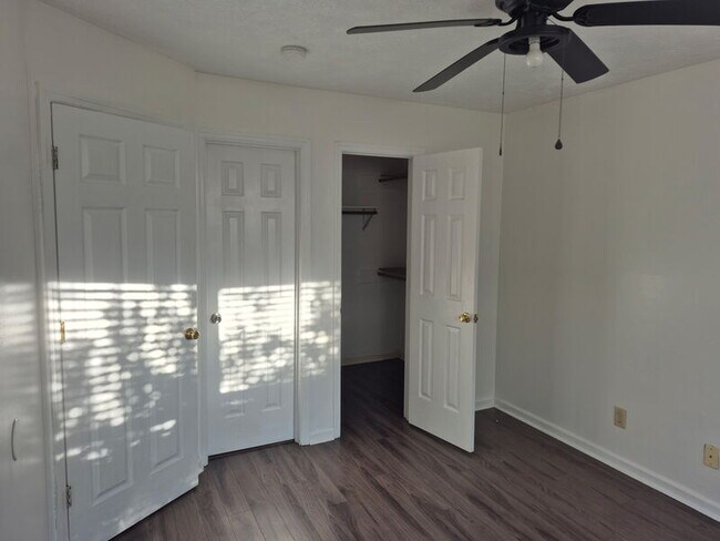 Building Photo - 1004 Brookhollow Dr