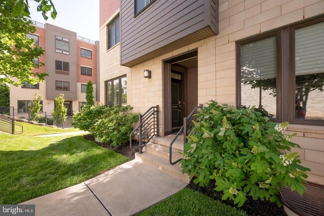 Building Photo - 1001 Lakeview Ct