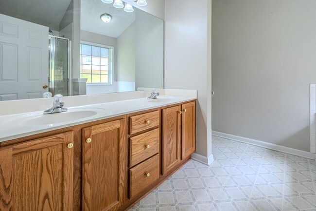 Building Photo - Beautiful 4 Bedroom Home on Large Private Lot in Hoschton