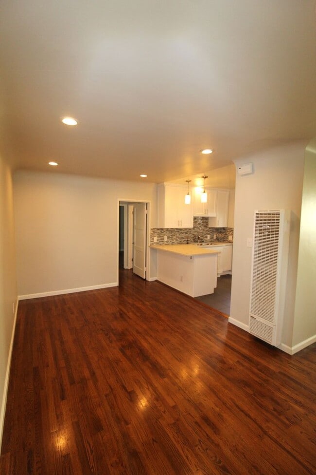 Building Photo - Quaint Midtown Ventura Duplex w/Many Upgra...