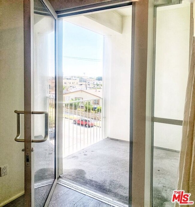 Building Photo - 1038 S Mariposa Ave