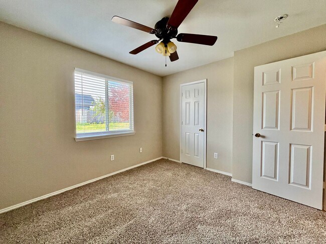 Building Photo - 2200 Lookout Ln