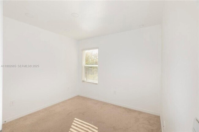 Building Photo - 1032 Champion Ave