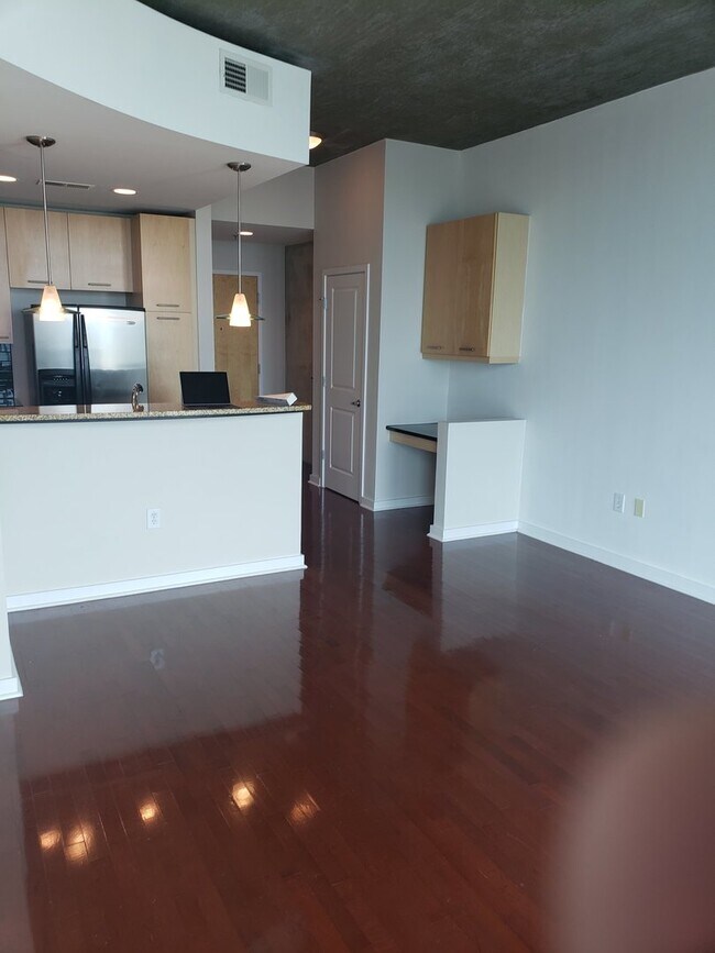 Building Photo - High-rise Luxury 1 Bedroom Buckhead Condo,...