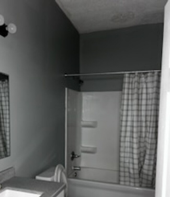 Building Photo - 4 Bedroom 2 Bath Home Available in Louisville