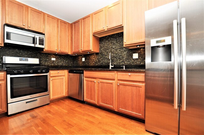 Building Photo - 3000 W Lawrence Ave