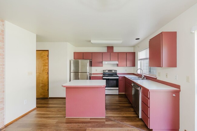 Building Photo - Desireable End Unit, Bremerton Triplex - A...