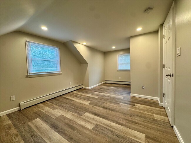 Building Photo - 10 Claremont Dr