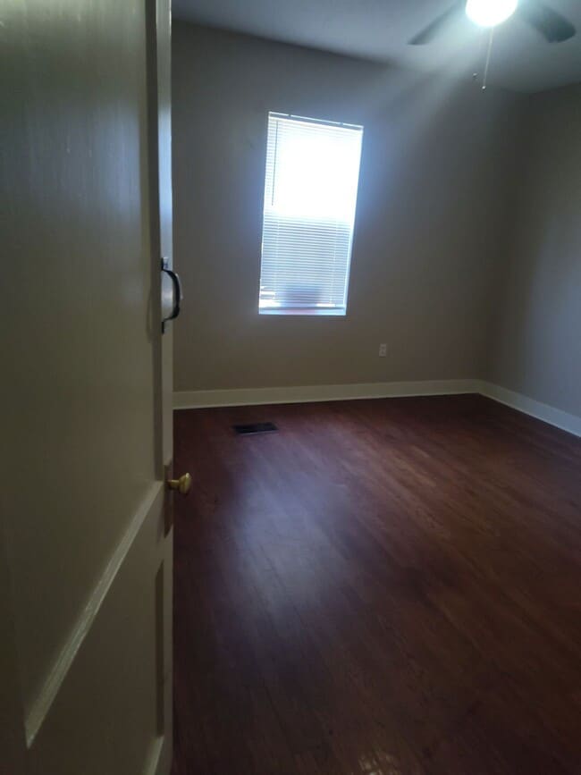 Building Photo - 358 E Ridgeway St