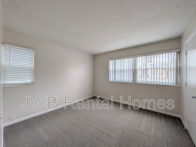 Building Photo - 1000 3rd St