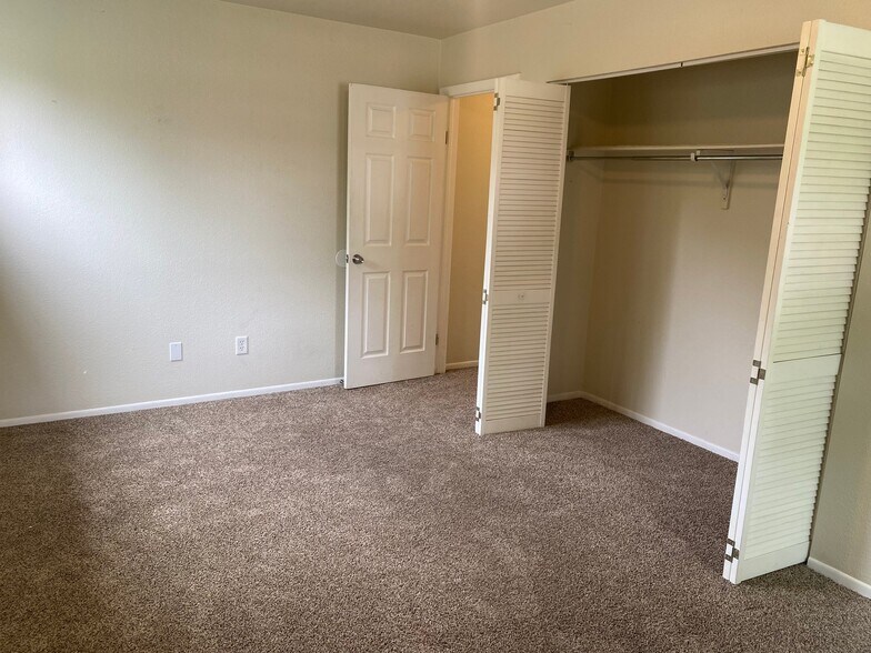 Building Photo - 405 E Thunderbird Dr