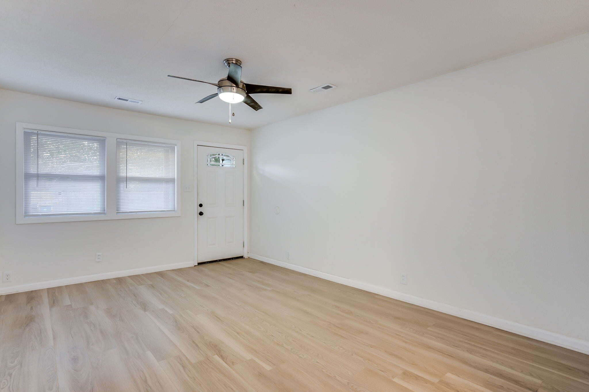 Building Photo - 422 E Funston St