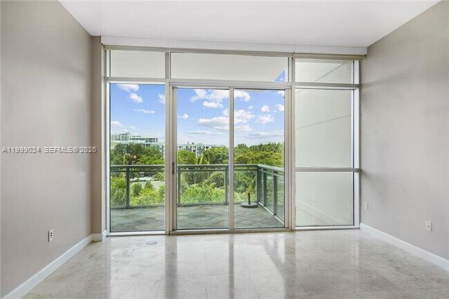 Building Photo - 1090 NW N River Dr