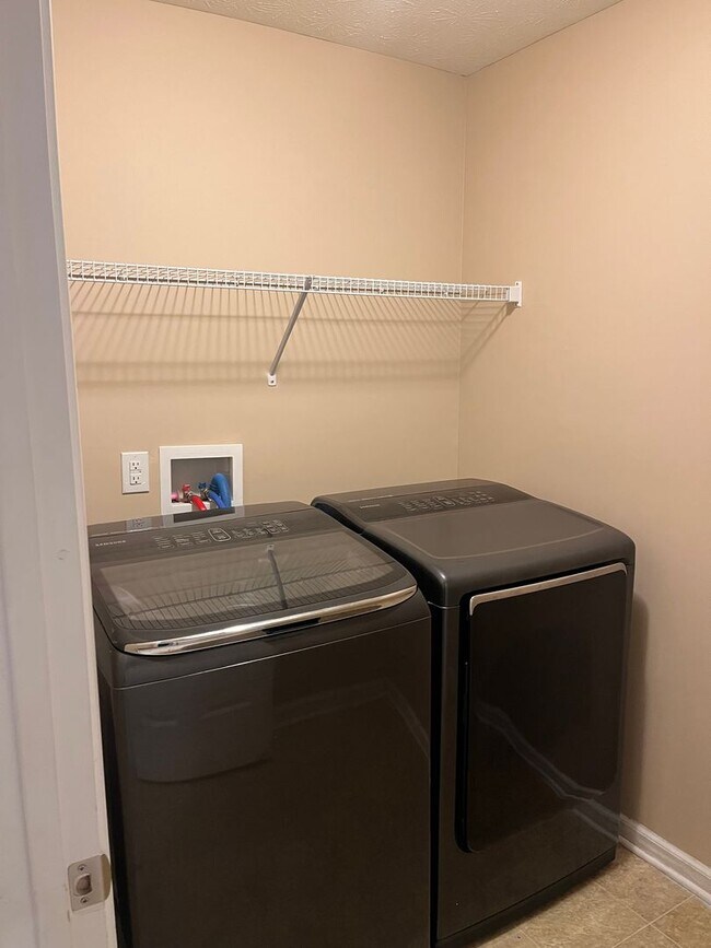 Building Photo - 3 Bed 2 Bath Ranch Style House with Fenced Backyard