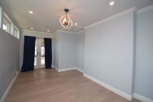 Building Photo - Unique 6 Bedroom Home in Midvale!