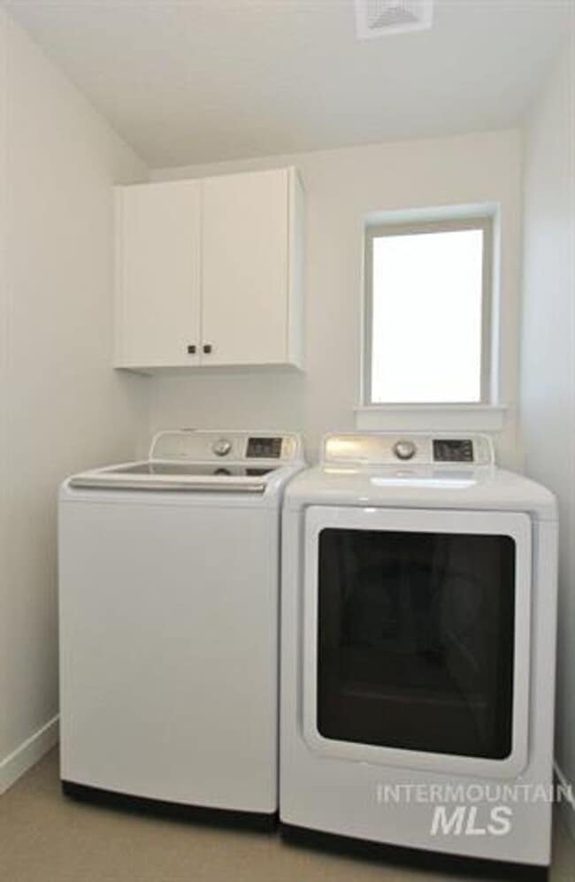 Building Photo - Gorgeous, Sparkling Clean Home, 15 Minutes...