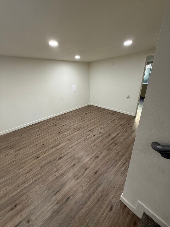 Building Photo - 1535 N 18th Dr