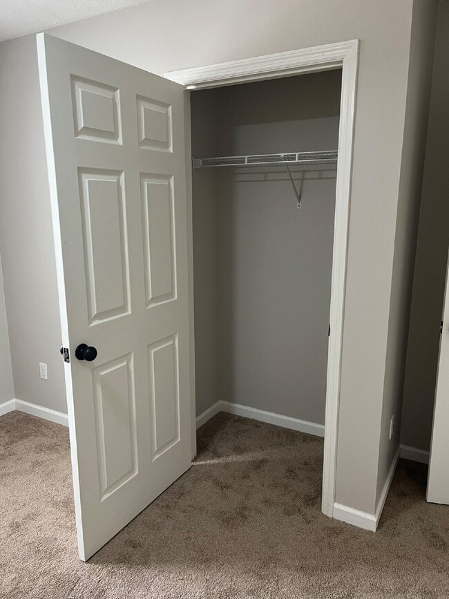 Building Photo - 135 Lake Chateau Dr