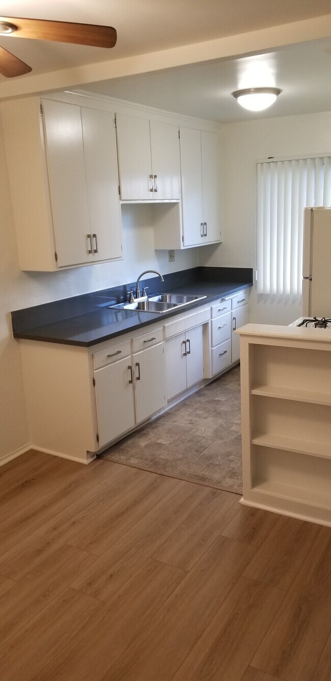 Building Photo - 10020 Palms Blvd